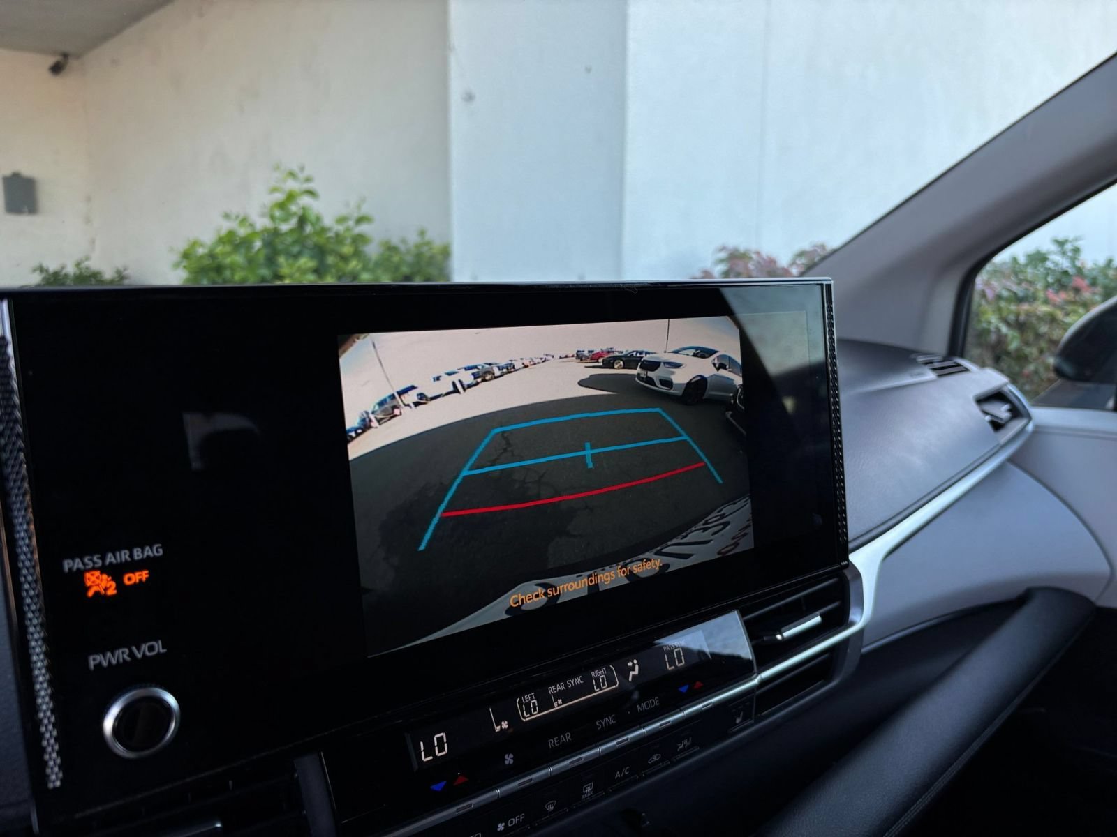 Used 2025 Toyota Sienna XLE FWD image 25