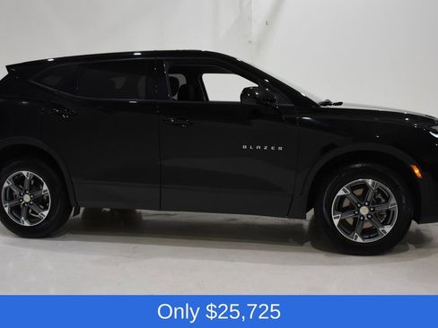 Used 2025 Chevrolet Blazer LT image 3