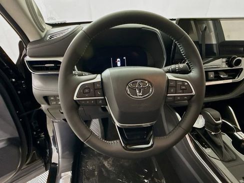 New 2026 Toyota Highlander Platinum image 11