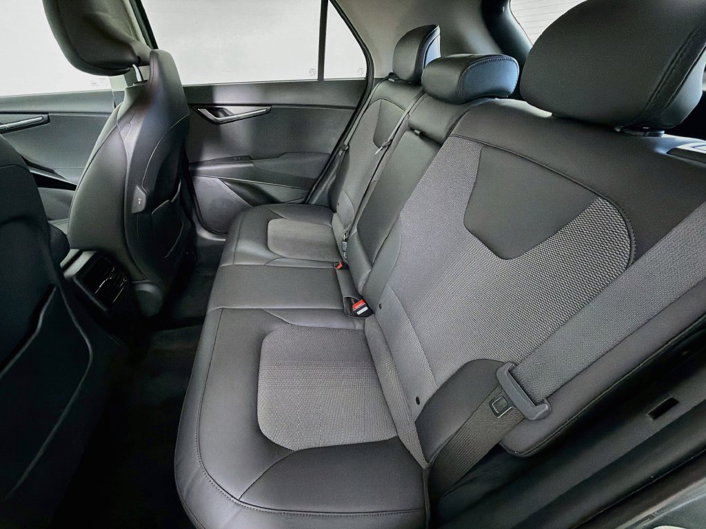 Used 2023 Kia Niro EX FWD image 24