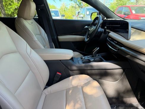 Used 2025 Cadillac XT4 Premium Luxury image 9