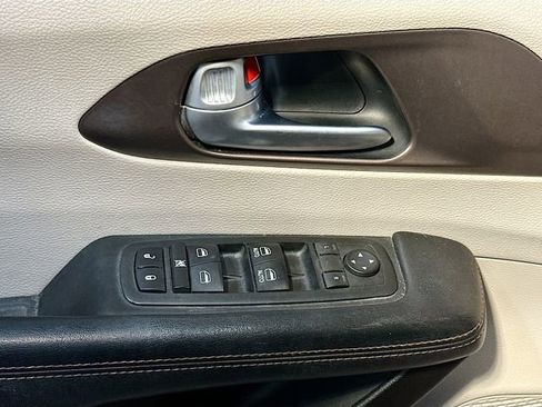 Used 2017 Chrysler Pacifica Touring-L image 18