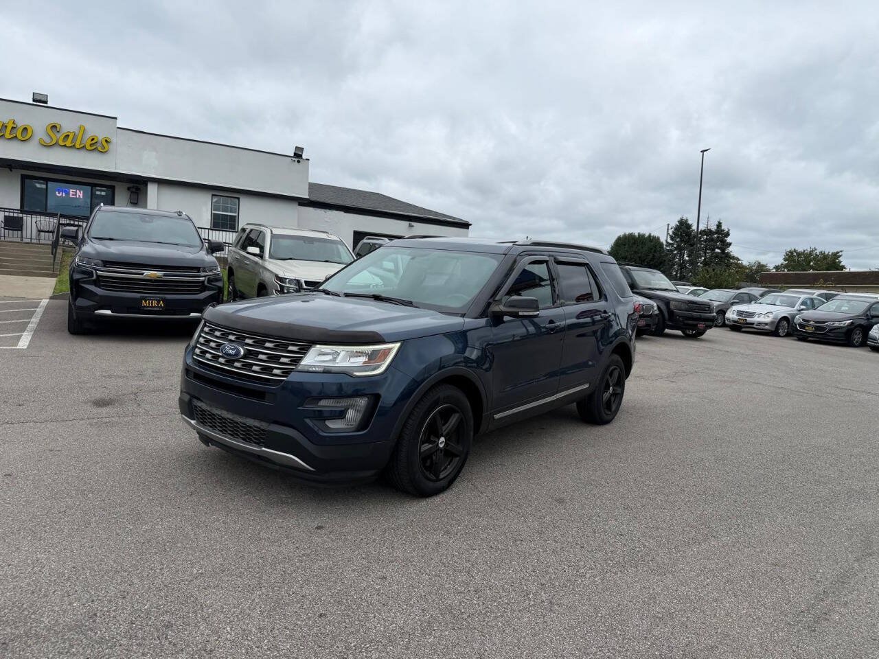 Used 2017 Ford Explorer XLT w/ Equipment Group 202A AWD/4WD image 2