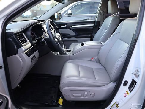 Used 2019 Toyota Highlander XLE image 11