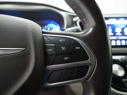 Used 2018 Chrysler Pacifica Touring-L w/ Tire & Wheel Group image 20