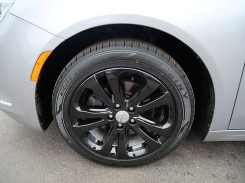 Used 2016 Chrysler 200 Limited w/ Convenience Group FWD image 33