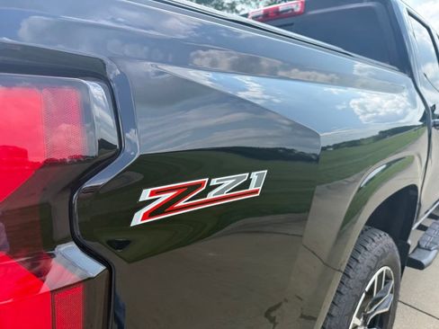 Used 2025 Chevrolet Colorado Z71 w/ Technology Package AWD/4WD image 4