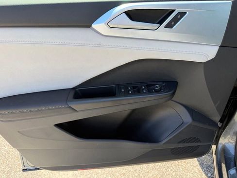New 2026 Volkswagen Taos SE FWD image 9