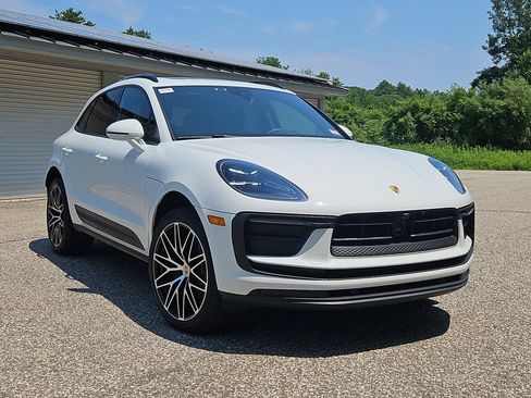 Certified 2026 Porsche Macan AWD/4WD image 9