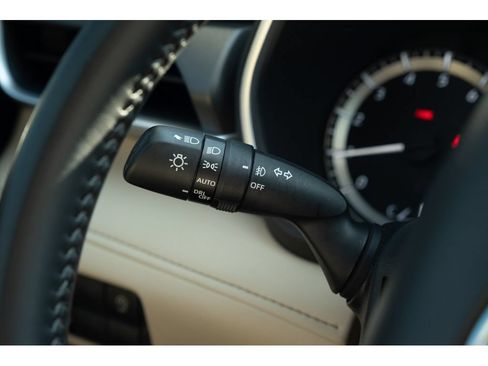 Used 2025 Toyota Highlander XLE FWD image 21