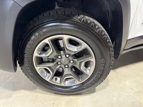 Used 2019 Jeep Cherokee Trailhawk AWD/4WD image 2
