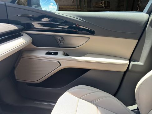 Used 2025 Lincoln Nautilus Premier AWD/4WD image 12