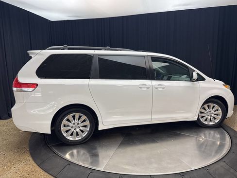 Used 2011 Toyota Sienna XLE AWD/4WD image 7
