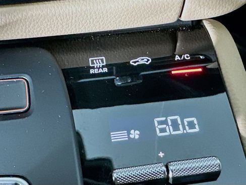 Used 2025 Porsche Macan image 18