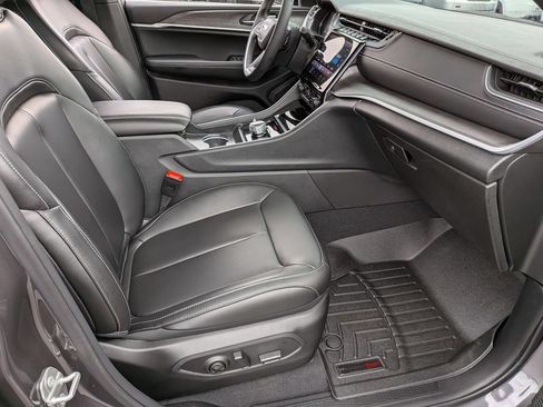 Certified 2025 Jeep Grand Cherokee Limited w/ Black Appearance Package AWD/4WD image 36