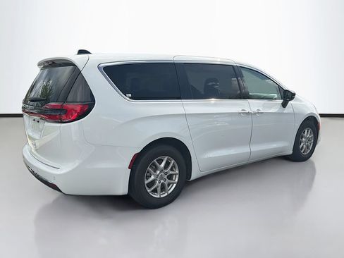 Used 2024 Chrysler Pacifica Touring-L FWD image 5
