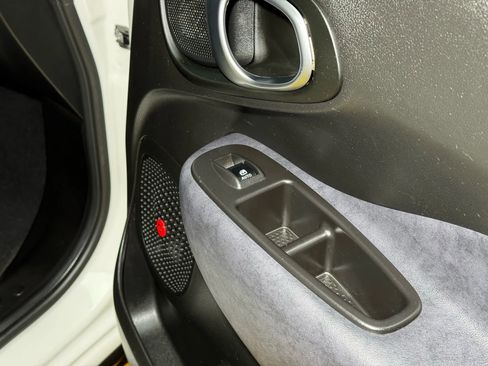 Used 2017 FIAT 500L Trekking w/ Dual-Pane Sunroof Package FWD image 32