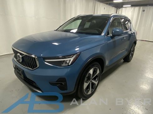 Used 2025 Volvo XC40 B5 Plus image 1