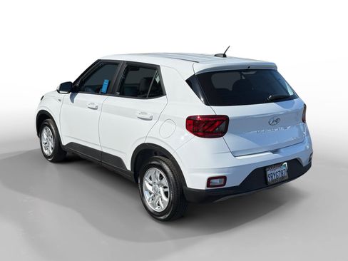 Certified 2025 Hyundai Venue SE FWD image 3