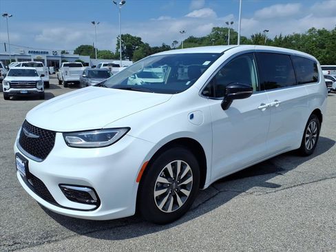 Used 2024 Chrysler Pacifica Limited FWD image 8