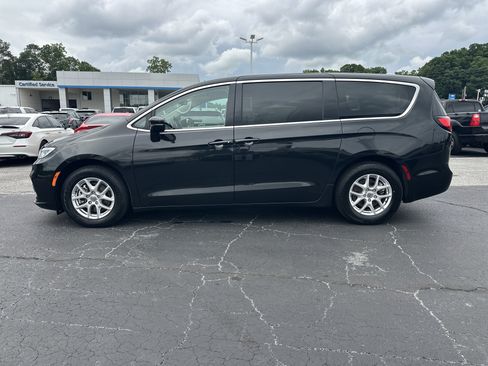 Used 2024 Chrysler Pacifica Touring-L FWD image 5