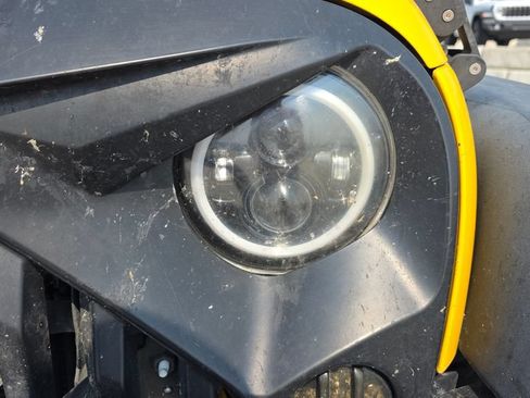 Used 2015 Jeep Wrangler Unlimited Rubicon w/ Connectivity Group AWD/4WD image 9