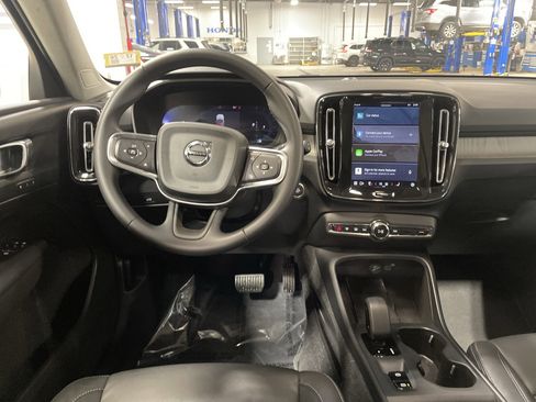 Used 2025 Volvo XC40 B5 Core image 41