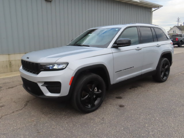 Used 2023 Jeep Grand Cherokee Altitude AWD/4WD image 5