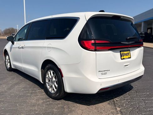Used 2023 Chrysler Pacifica Touring-L FWD image 7