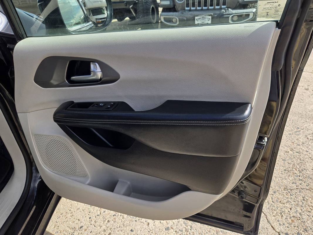Used 2022 Chrysler Pacifica Touring-L FWD image 20