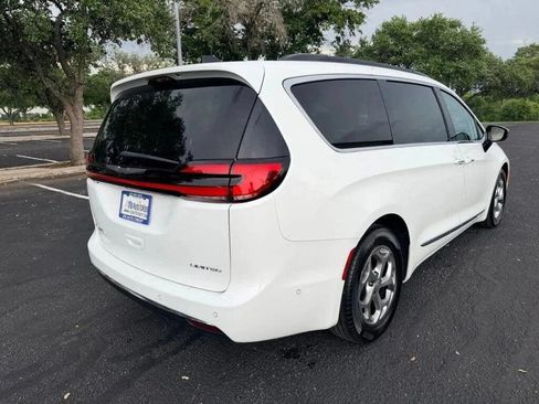 Used 2023 Chrysler Pacifica Limited FWD image 7