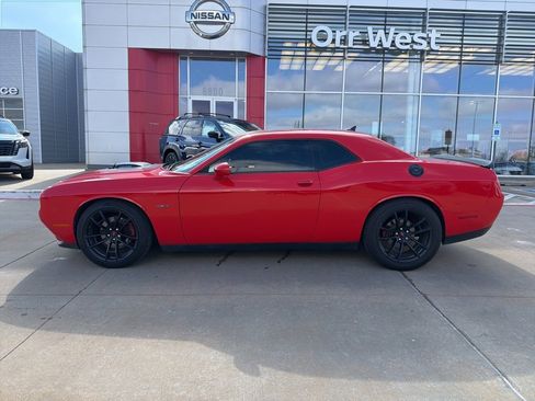 Used 2016 Dodge Challenger R/T image 2