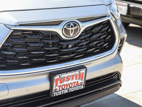 Used 2023 Toyota Highlander Limited FWD image 5