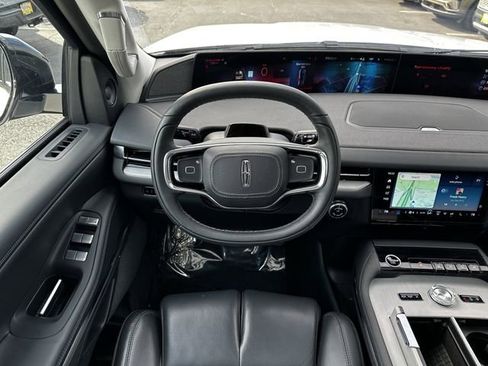 Certified 2025 Lincoln Navigator Reserve image 14