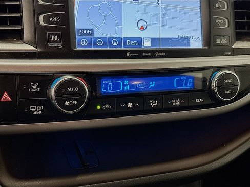 Used 2017 Toyota Highlander Limited w/ Carpet Mat Package AWD/4WD image 24