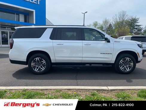 Used 2025 Chevrolet Suburban Z71 image 2