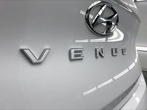 Used 2024 Hyundai Venue Limited FWD image 8