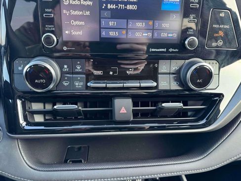 Used 2022 Toyota Highlander XLE image 29