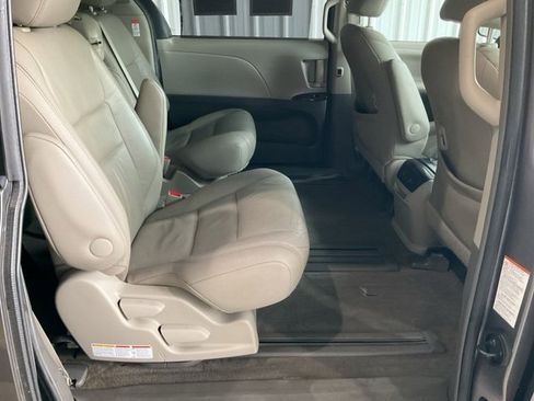 Used 2017 Toyota Sienna L image 25