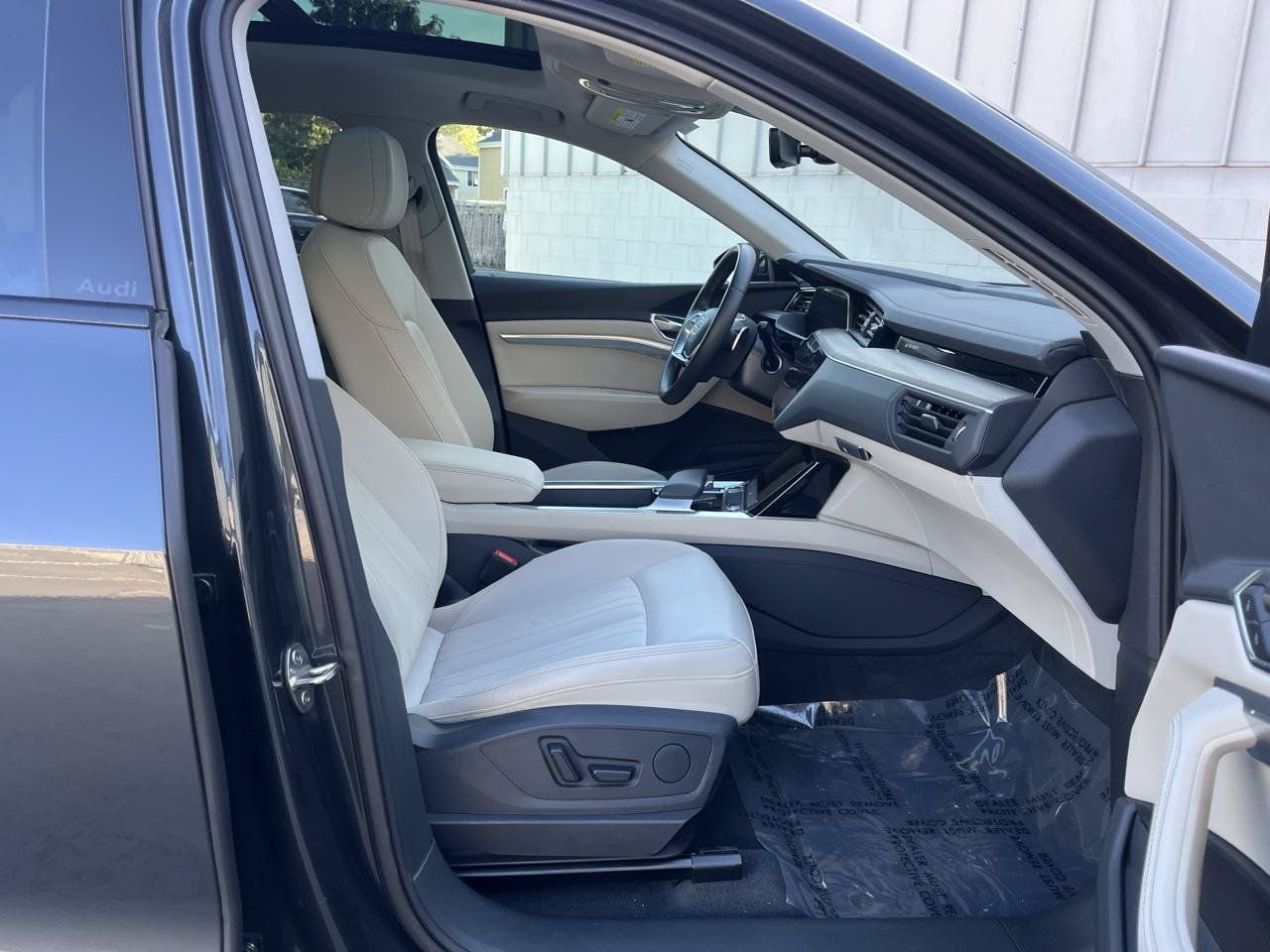 Used 2024 Audi Q8 e-tron Premium AWD/4WD image 25