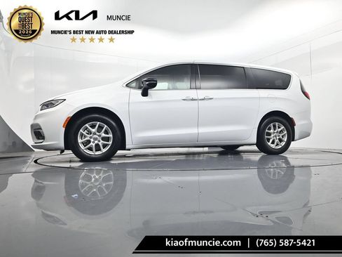 Used 2025 Chrysler Pacifica Select FWD image 36