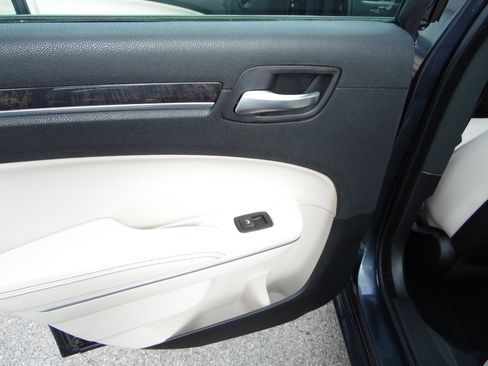 Used 2019 Chrysler 300 Limited image 13