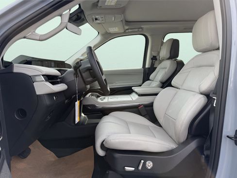 New 2026 Lincoln Navigator Reserve w/ Jet Appearance Package AWD/4WD image 12