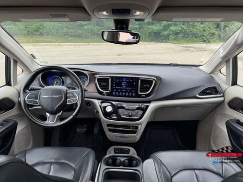 Used 2017 Chrysler Pacifica Touring-L image 27
