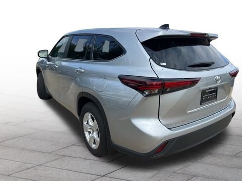 Used 2024 Toyota Highlander LE image 4