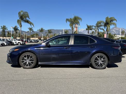 Used 2022 Toyota Camry SE image 2