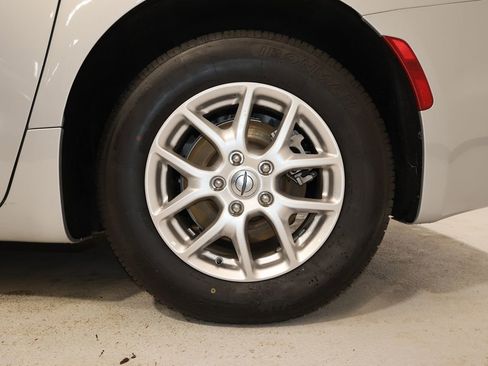 Used 2024 Chrysler Pacifica Touring-L FWD image 30