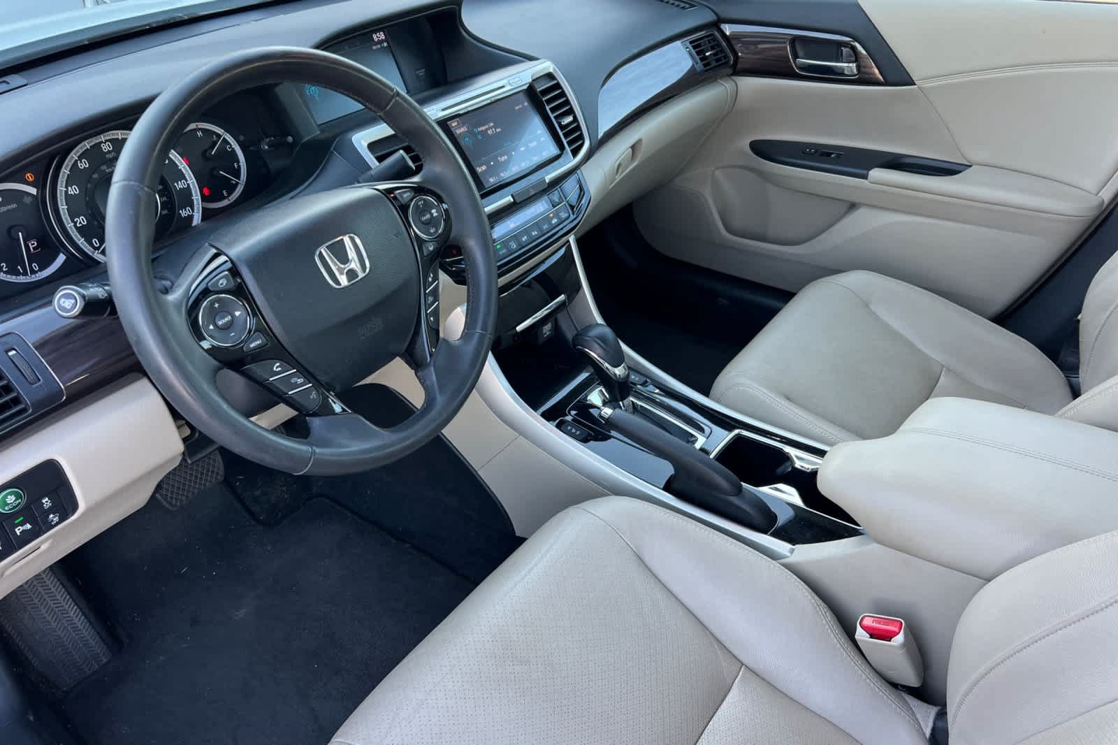 Used 2017 Honda Accord Touring image 9