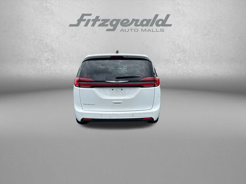Used 2025 Chrysler Pacifica Select FWD image 6