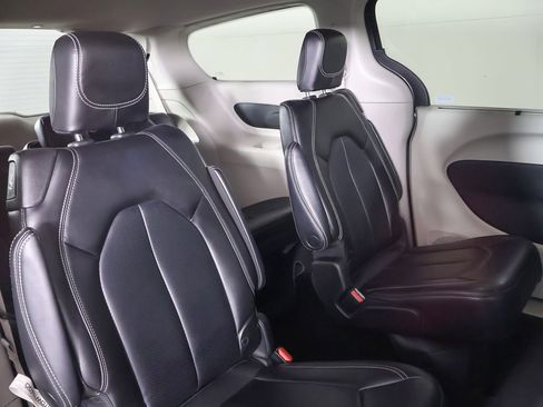 Used 2023 Chrysler Pacifica Touring-L FWD image 35